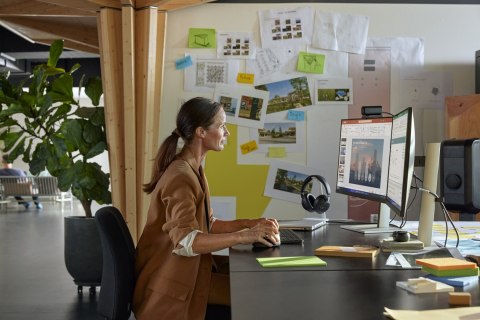 POLY Zestaw słuchawkowy Voyager Surround 85 UC USB-C + przejściówka USB-C/A + podstawka ładująca