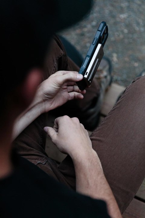 Powerbank UAG Ultra Slim 5K - powerbank 5000 mAh z podstawką, ładowanie bezprzewodowe 10W, kompatybilny z MagSafe, kabel w zesta