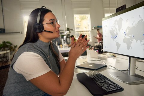 Słuchawki Poly Voyager Focus 2-M USB-C-C Headset USB-C/A Adapter Charging Stand No localization Retail Packaging